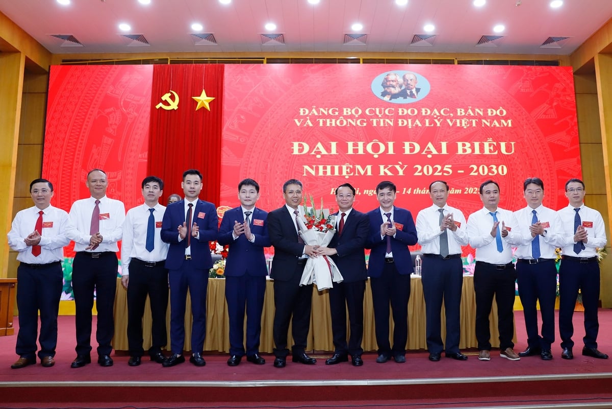 Đồng chí Đỗ Đức Duy, Bí thư Đảng ủy, Bộ trưởng Bộ NN-MT tặng hoa chúc mừng BCH Đảng bộ Cục Đo đạc, Bản đồ và Thông tin địa lý Việt Nam, nhiệm kỳ 2025-2030. Ảnh: Khương Trung. Đồng chí Đỗ Đức Duy, Bí thư Đảng ủy, Bộ trưởng Bộ NN-MT tặng hoa chúc mừng BCH Đảng bộ Cục Đo đạc, Bản đồ và Thông tin địa lý Việt Nam, nhiệm kỳ 2025-2030. Ảnh: Khương Trung.