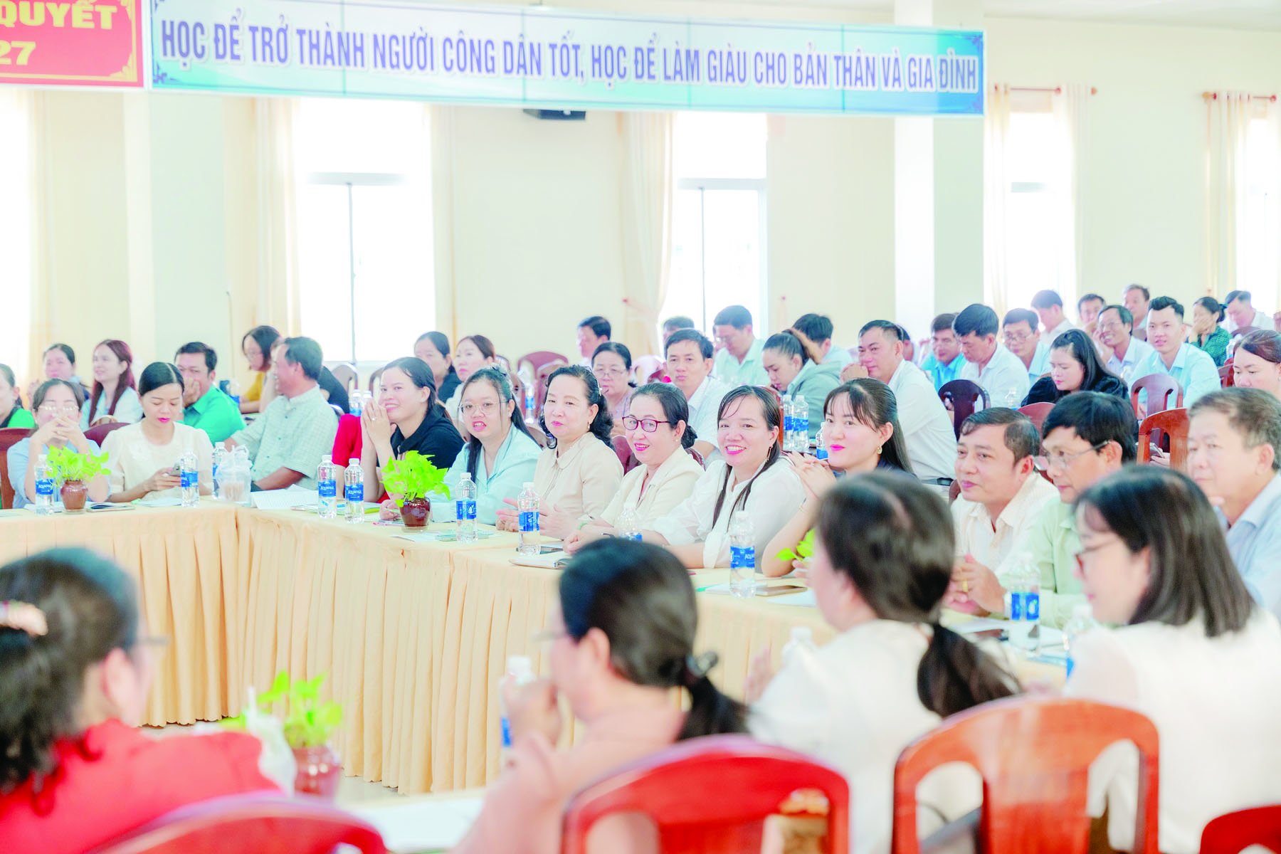 Các cán bộ quản lý giáo dục và giáo viên Cần Thơ tham gia thực hành áp dụng tài liệu Mizuiku vào nội dung giảng dạy. Các cán bộ quản lý giáo dục và giáo viên Cần Thơ tham gia thực hành áp dụng tài liệu Mizuiku vào nội dung giảng dạy.
