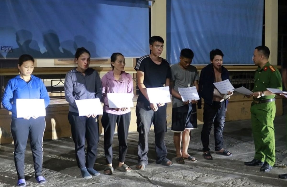 Các đối tượng trộm và tiêu thụ tấm song chắn rác sau khi bị bắt. Ảnh: CANA. Các đối tượng trộm và tiêu thụ tấm song chắn rác sau khi bị bắt. Ảnh: CANA.