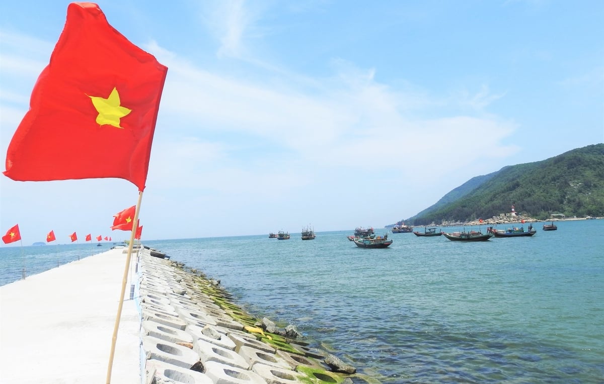 Tạo điều kiện thuận lợi cho tàu cá cập bến tận bờ bốc dỡ hải sản. Ảnh: Thanh Nga. Tạo điều kiện thuận lợi cho tàu cá cập bến tận bờ bốc dỡ hải sản. Ảnh: Thanh Nga.