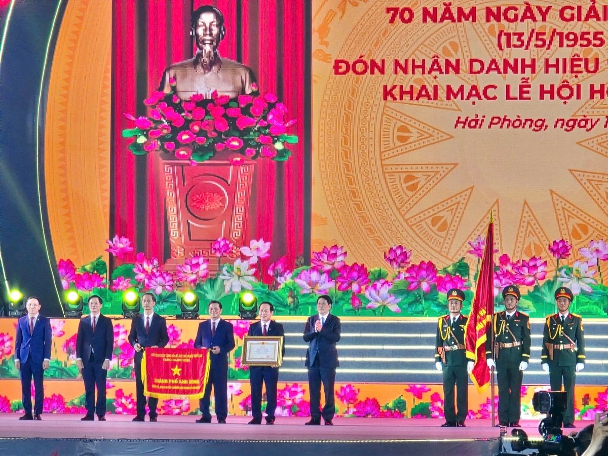 Chủ tịch nước Lương Cường trao quyết định về việc phong tặng danh hiệu 'Thành phố Anh hùng' và cơ cho đại diện lãnh đạo TP Hải Phòng. Ảnh: BTC. Chủ tịch nước Lương Cường trao quyết định về việc phong tặng danh hiệu 'Thành phố Anh hùng' và cơ cho đại diện lãnh đạo TP Hải Phòng. Ảnh: BTC.