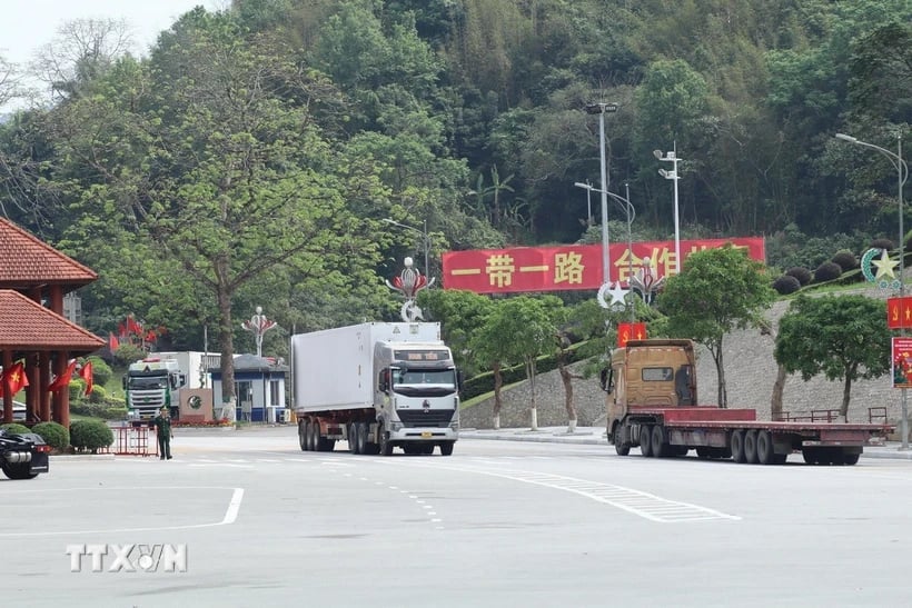 Phương tiện xuất nhập khẩu hàng hóa thông quan qua Cửa khẩu quốc tế Hữu Nghị (Lạng Sơn). (Ảnh: Quang Duy/TTXVN) Phương tiện xuất nhập khẩu hàng hóa thông quan qua Cửa khẩu quốc tế Hữu Nghị (Lạng Sơn). (Ảnh: Quang Duy/TTXVN)