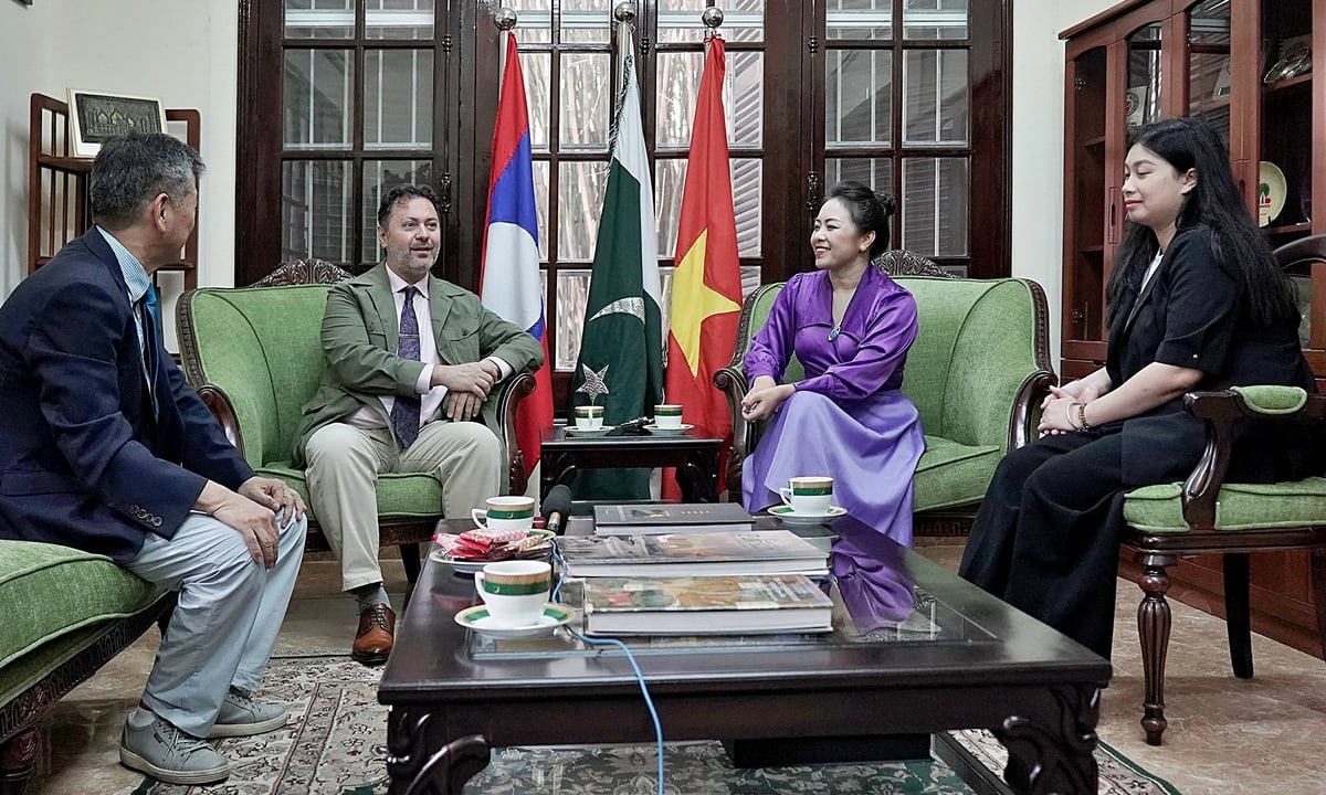 Đại sứ Pakistan tại Việt Nam trao đổi với phóng viên Báo Nông nghiệp và Môi trường. Ảnh: Bảo Thắng. Đại sứ Pakistan tại Việt Nam trao đổi với phóng viên Báo Nông nghiệp và Môi trường. Ảnh: Bảo Thắng.