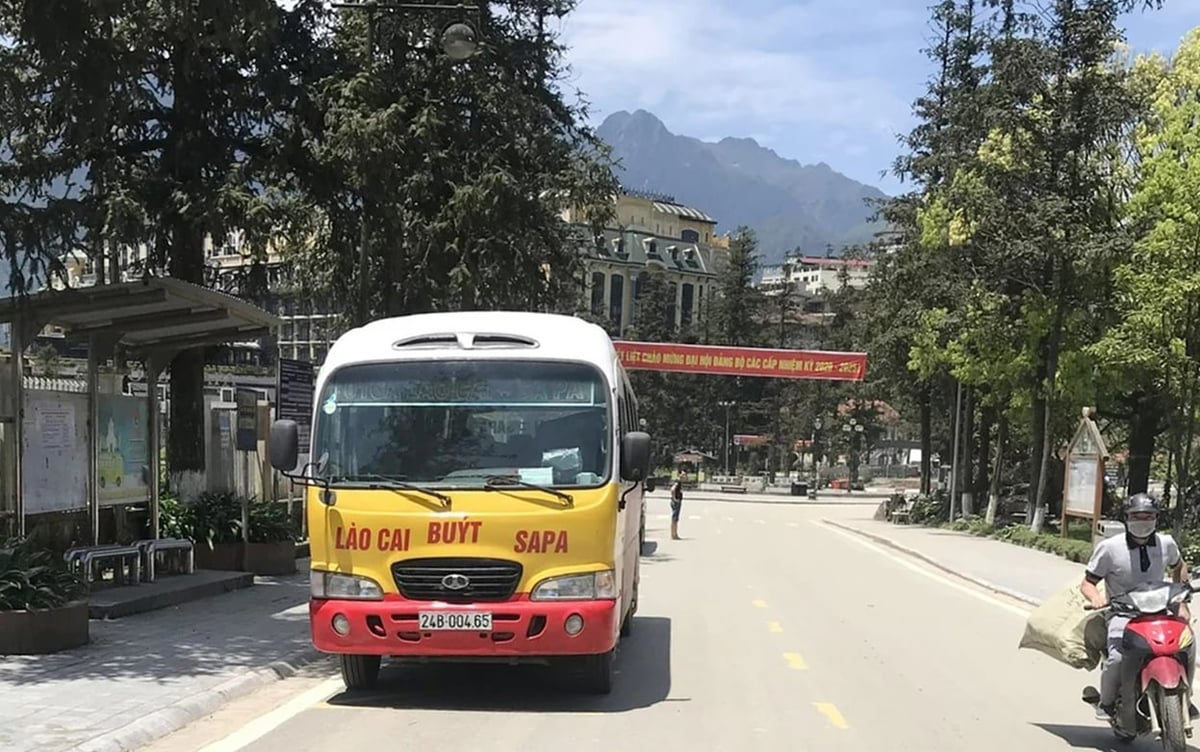 Tuyến xe buýt Lào Cai - Yên Bái được mở ra sẽ tạo thuận lợi cho việc đi lại của nhân dân và cán bộ, công chức, viên chức, người lao động khi Lào Cai và Yên Bái sáp nhập. Ảnh: Bích Hợp. Tuyến xe buýt Lào Cai - Yên Bái được mở ra sẽ tạo thuận lợi cho việc đi lại của nhân dân và cán bộ, công chức, viên chức, người lao động khi Lào Cai và Yên Bái sáp nhập. Ảnh: Bích Hợp.
