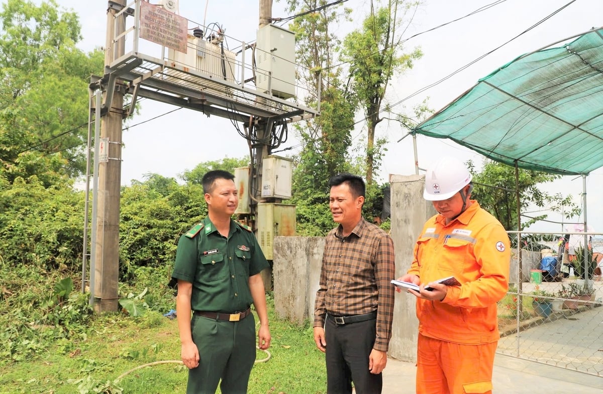 Điện lực huyện Cẩm Xuyên vừa tiếp nhận công trình điện Đồn Biên phòng Thiên Cầm. Ảnh: Phương Thảo. Điện lực huyện Cẩm Xuyên vừa tiếp nhận công trình điện Đồn Biên phòng Thiên Cầm. Ảnh: Phương Thảo.