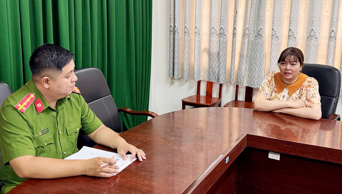 Đối tượng Phạm Thu Hồng khai nhận tại cơ quan Công an. Ảnh: Tiến Tầm. Đối tượng Phạm Thu Hồng khai nhận tại cơ quan Công an. Ảnh: Tiến Tầm.