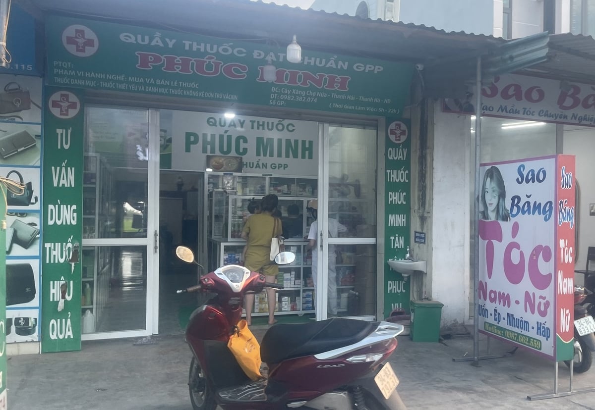 Quầy thuốc Phúc Minh, xã Thanh Hải luôn đông khách mua thuốc. Ảnh: Phạm Hoàng. Quầy thuốc Phúc Minh, xã Thanh Hải luôn đông khách mua thuốc. Ảnh: Phạm Hoàng.