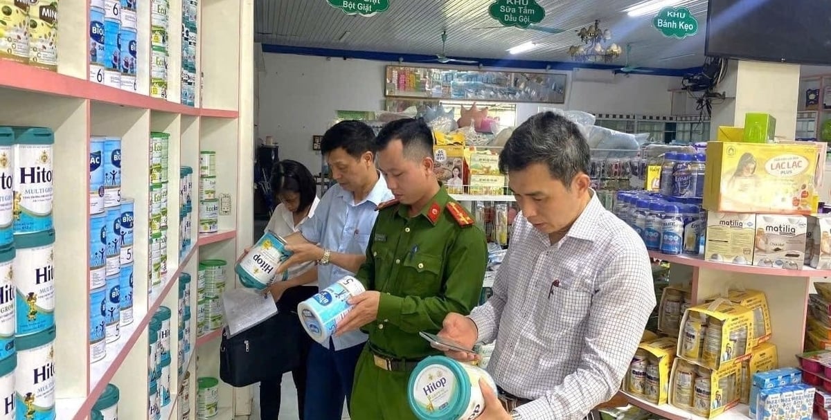 Đoàn kiểm tra liên ngành của huyện Thanh Hà thực hiện kiểm tra các sản phẩm thuốc, sữa, thực phẩm bảo vệ sức khỏe. Ảnh: Phạm Hoàng. Đoàn kiểm tra liên ngành của huyện Thanh Hà thực hiện kiểm tra các sản phẩm thuốc, sữa, thực phẩm bảo vệ sức khỏe. Ảnh: Phạm Hoàng.