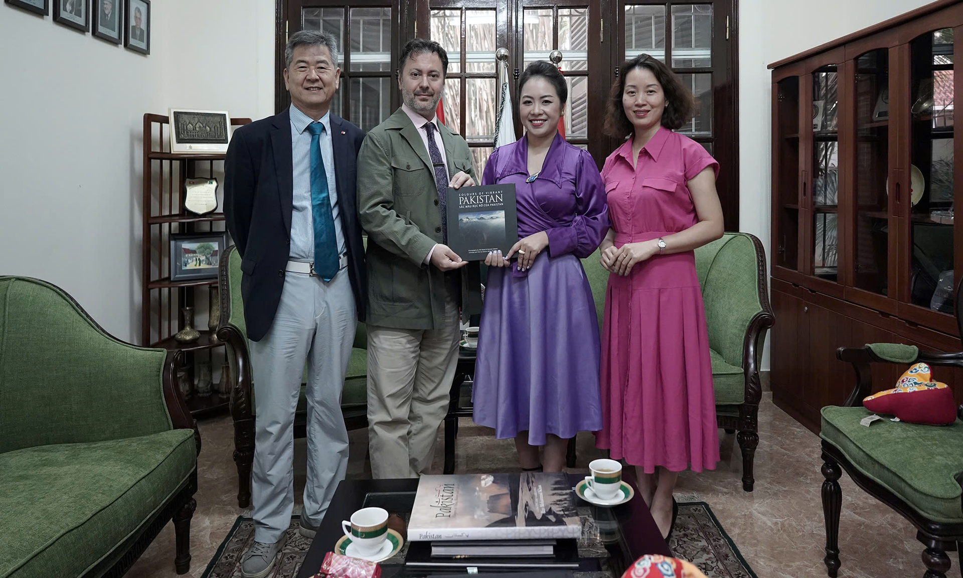 Liên kết mạng lưới chuyên gia toàn cầu và cùng tham gia Vòng tròn Chính sách để cùng chia sẻ nguồn lực và phát triển Việt Nam - Pakistan. Ảnh: Bảo Thắng. Liên kết mạng lưới chuyên gia toàn cầu và cùng tham gia Vòng tròn Chính sách để cùng chia sẻ nguồn lực và phát triển Việt Nam - Pakistan. Ảnh: Bảo Thắng.
