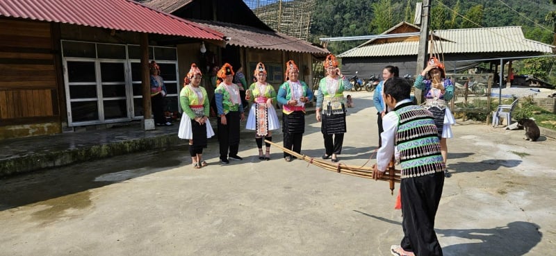 Người dân bản Lồng chuẩn bị tiết mục văn nghệ đón tiếp du khách. Ảnh: Trần Hương. Người dân bản Lồng chuẩn bị tiết mục văn nghệ đón tiếp du khách. Ảnh: Trần Hương.