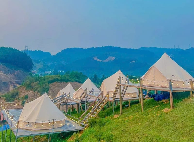 Điểm đón khách trên đèo Pha Đin, huyện Tuần Giáo, tỉnh Điện Biên. Ảnh: Trần Hương. Điểm đón khách trên đèo Pha Đin, huyện Tuần Giáo, tỉnh Điện Biên. Ảnh: Trần Hương.