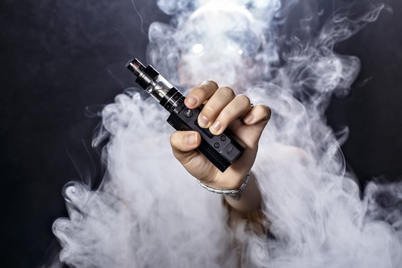 Thuốc lá điện tử vẫn chứa nicotine, thậm chí ở một số loại còn có hàm lượng cao hơn thuốc lá điếu thông thường. Ảnh minh họa. Thuốc lá điện tử vẫn chứa nicotine, thậm chí ở một số loại còn có hàm lượng cao hơn thuốc lá điếu thông thường. Ảnh minh họa.