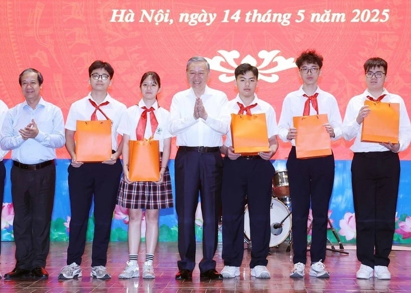Tổng Bí thư Tô Lâm tặng học bổng cho học sinh xuất sắc Trường Trung học cơ sở Cầu Giấy. Ảnh: TTXVN. Tổng Bí thư Tô Lâm tặng học bổng cho học sinh xuất sắc Trường Trung học cơ sở Cầu Giấy. Ảnh: TTXVN.