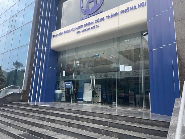 Trung tâm phục vụ hành chính công TP Hà Nội, chi nhánh số 1 (Võ Chí Công, Q. Tây Hồ),6h30 sáng ngày 14/5, không còn cảnh người dân phải xếp hàng để lấy số thứ tự khi đến giải quyết các thủ tục hành chính. Trung tâm phục vụ hành chính công TP Hà Nội, chi nhánh số 1 (Võ Chí Công, Q. Tây Hồ),6h30 sáng ngày 14/5, không còn cảnh người dân phải xếp hàng để lấy số thứ tự khi đến giải quyết các thủ tục hành chính.