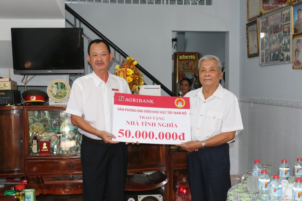 Ông Trần Văn Soul (bên trái) - Phó Trưởng Văn phòng đại diện Agribank khu vực Tây Nam Bộ (giai đoạn 2018-2023) trong một hoạt động an sinh xã hội. Ảnh: Minh Khương. Ông Trần Văn Soul (bên trái) - Phó Trưởng Văn phòng đại diện Agribank khu vực Tây Nam Bộ (giai đoạn 2018-2023) trong một hoạt động an sinh xã hội. Ảnh: Minh Khương.