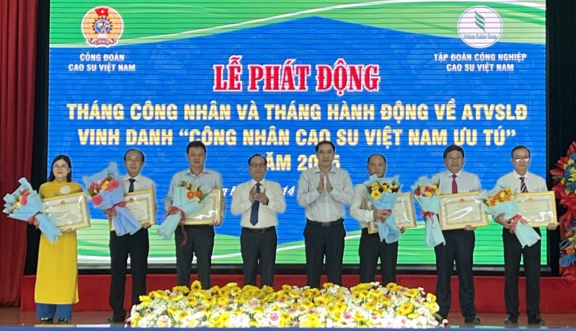 Trao bằng khen của Bộ Nội vụ cho các tập thể, cá nhân thuộc VRG về thành tích xuất sắc trong công tác an toàn vệ sinh lao động. Ảnh: Thanh Sơn. Trao bằng khen của Bộ Nội vụ cho các tập thể, cá nhân thuộc VRG về thành tích xuất sắc trong công tác an toàn vệ sinh lao động. Ảnh: Thanh Sơn.