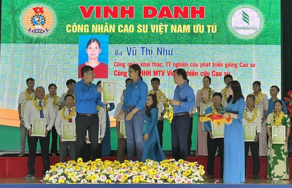 Vinh danh công nhân cao su Việt Nam ưu tú. Ảnh: Thanh Sơn. Vinh danh công nhân cao su Việt Nam ưu tú. Ảnh: Thanh Sơn.