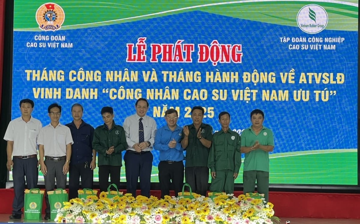 Lãnh đạo VRG thăm hỏi, tặng quà công nhân bị tai nạn lao động từ 31% trở lên. Ảnh: Thanh Sơn. Lãnh đạo VRG thăm hỏi, tặng quà công nhân bị tai nạn lao động từ 31% trở lên. Ảnh: Thanh Sơn.