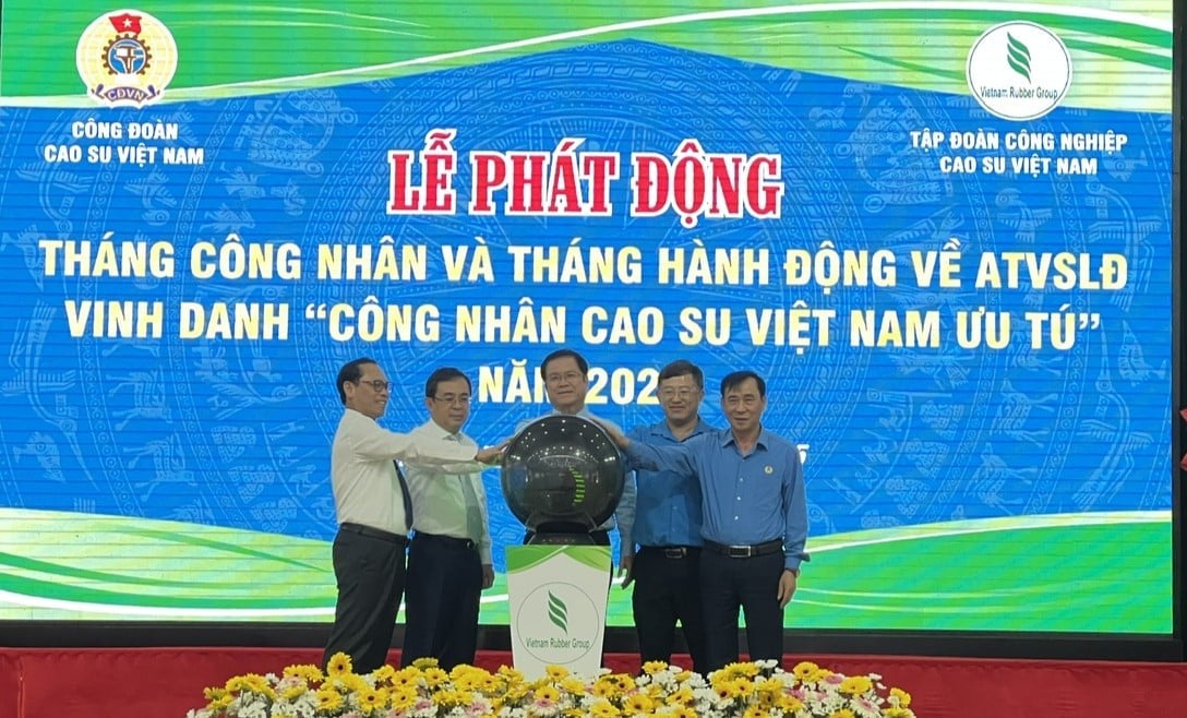 Lãnh đạo VRG và đại diện Bộ Nội vụ thực hiện nghi thức phát động Tháng Công nhân và Tháng Hành động về ATVSLĐ năm 2025 của VRG. Ảnh: Thanh Sơn. Lãnh đạo VRG và đại diện Bộ Nội vụ thực hiện nghi thức phát động Tháng Công nhân và Tháng Hành động về ATVSLĐ năm 2025 của VRG. Ảnh: Thanh Sơn.