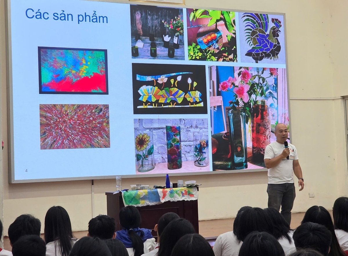 Các em học sinh trường THCS Ngoại ngữ được giới thiệu về các sản phẩm tái chế từ thủy tinh. Ảnh: ĐP. Các em học sinh trường THCS Ngoại ngữ được giới thiệu về các sản phẩm tái chế từ thủy tinh. Ảnh: ĐP.