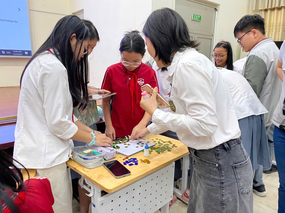 Các em học sinh trường THCS Ngoại ngữ sáng tạo các sản phẩm mỹ thuật từ thủy tinh tái chế. Ảnh: ĐP. Các em học sinh trường THCS Ngoại ngữ sáng tạo các sản phẩm mỹ thuật từ thủy tinh tái chế. Ảnh: ĐP.