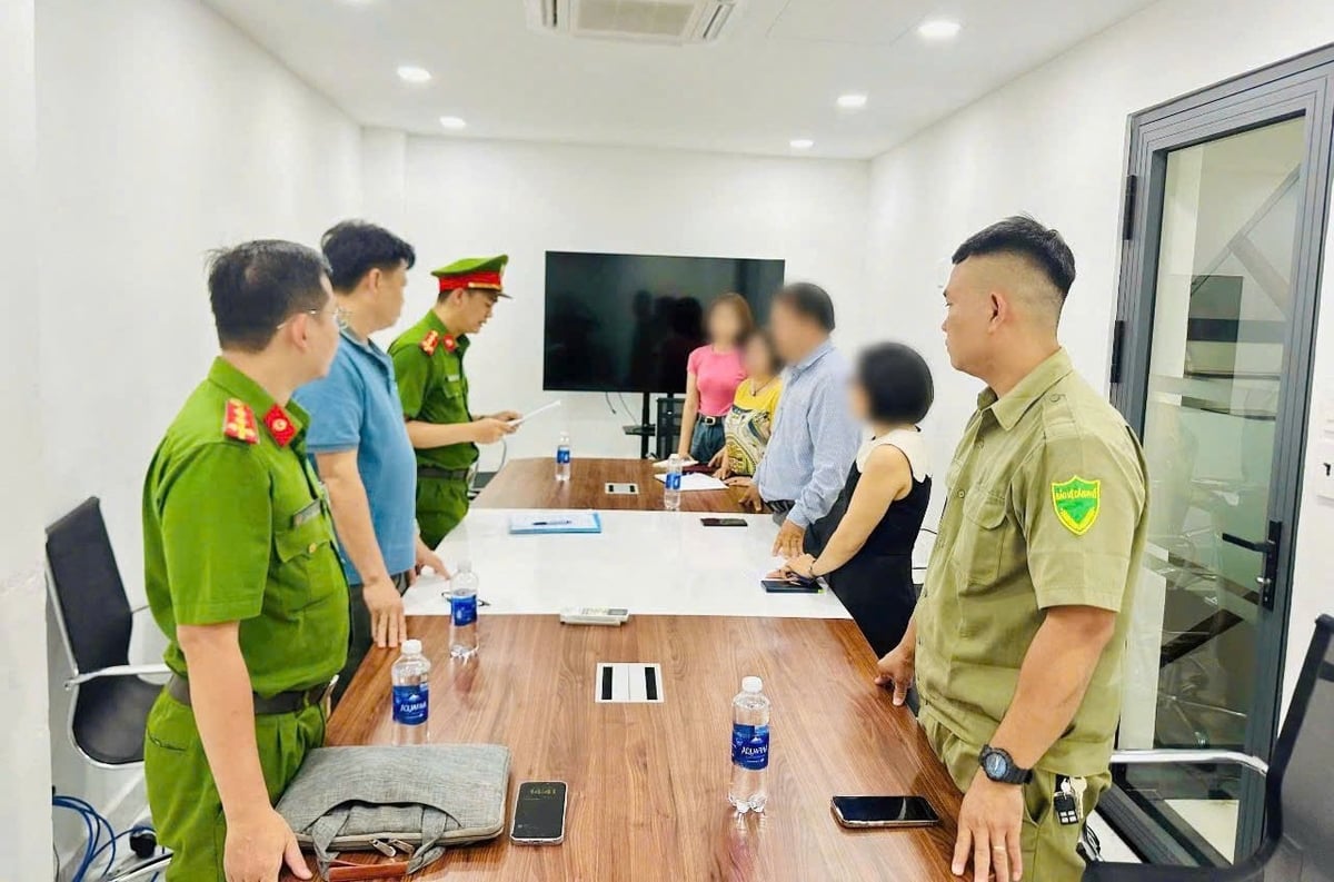 Công an đọc lệnh khám xét tại Công ty Cổ phần dịch vụ tư vấn Môi Trường Hải Âu. Ảnh: C.A Công an đọc lệnh khám xét tại Công ty Cổ phần dịch vụ tư vấn Môi Trường Hải Âu. Ảnh: C.A