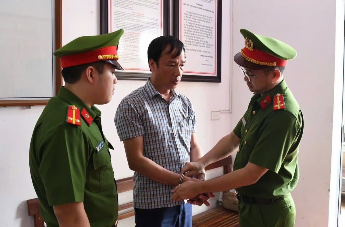 Ông Văn Mạnh Thắng, Chủ tịch UBND xã Thạch Khoán, bị bắt ngày 14/5. Ảnh: Công an tỉnh Phú Thọ. Ông Văn Mạnh Thắng, Chủ tịch UBND xã Thạch Khoán, bị bắt ngày 14/5. Ảnh: Công an tỉnh Phú Thọ.