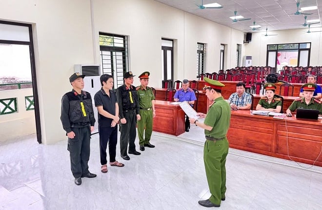 Phòng Cảnh sát kinh tế Công an tỉnh đọc Quyết định khởi tố vụ án hình sự, khởi tố bị can đối với Lê Văn Toàn. Ảnh: Công an tỉnh Hà Giang. Phòng Cảnh sát kinh tế Công an tỉnh đọc Quyết định khởi tố vụ án hình sự, khởi tố bị can đối với Lê Văn Toàn. Ảnh: Công an tỉnh Hà Giang.