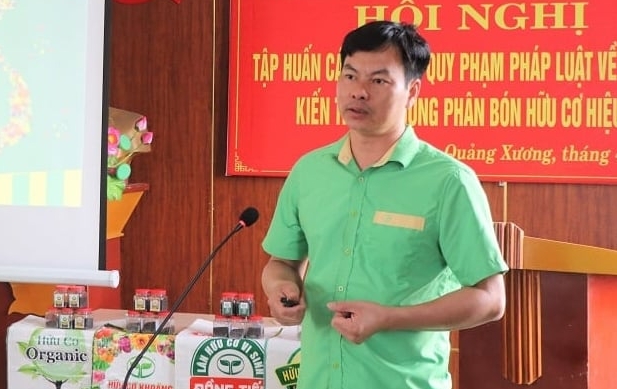 Ông Nguyễn Hoành Quỳnh, cán bộ kỹ thuật Công ty Tiến Nông tập huấn cho các đại lý tại Hội thảo về sử dụng các sản phẩm phân bón hữu cơ. Ảnh: Huyền Linh. Ông Nguyễn Hoành Quỳnh, cán bộ kỹ thuật Công ty Tiến Nông tập huấn cho các đại lý tại Hội thảo về sử dụng các sản phẩm phân bón hữu cơ. Ảnh: Huyền Linh.