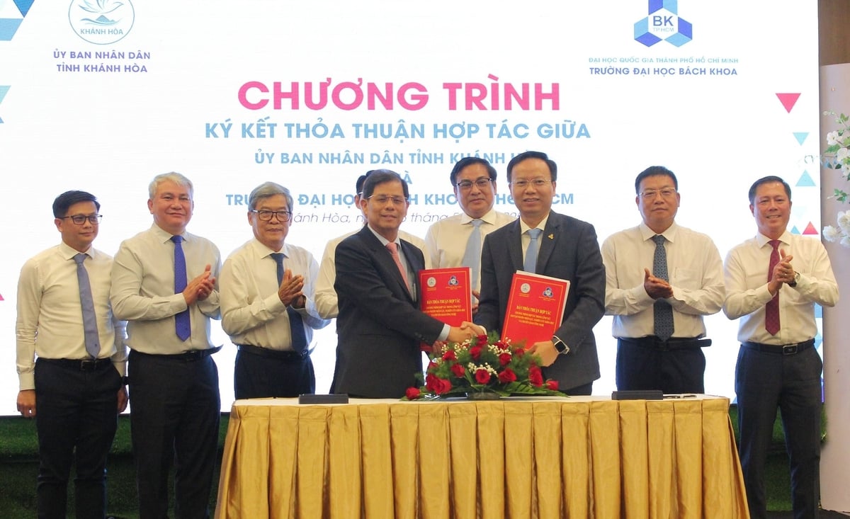GS.TS Mai Thanh Phong (bên phải), Hiệu trưởng Trường Đại học Bách khoa – Đại học Quốc gia TP.HCM và ông Nguyễn Tấn Tuân (bên trái), Chủ tịch UBND tỉnh Khánh Hòa đại diện cho hai bên ký kết thỏa thuận hợp tác. Ảnh: Phương Chi. GS.TS Mai Thanh Phong (bên phải), Hiệu trưởng Trường Đại học Bách khoa – Đại học Quốc gia TP.HCM và ông Nguyễn Tấn Tuân (bên trái), Chủ tịch UBND tỉnh Khánh Hòa đại diện cho hai bên ký kết thỏa thuận hợp tác. Ảnh: Phương Chi.