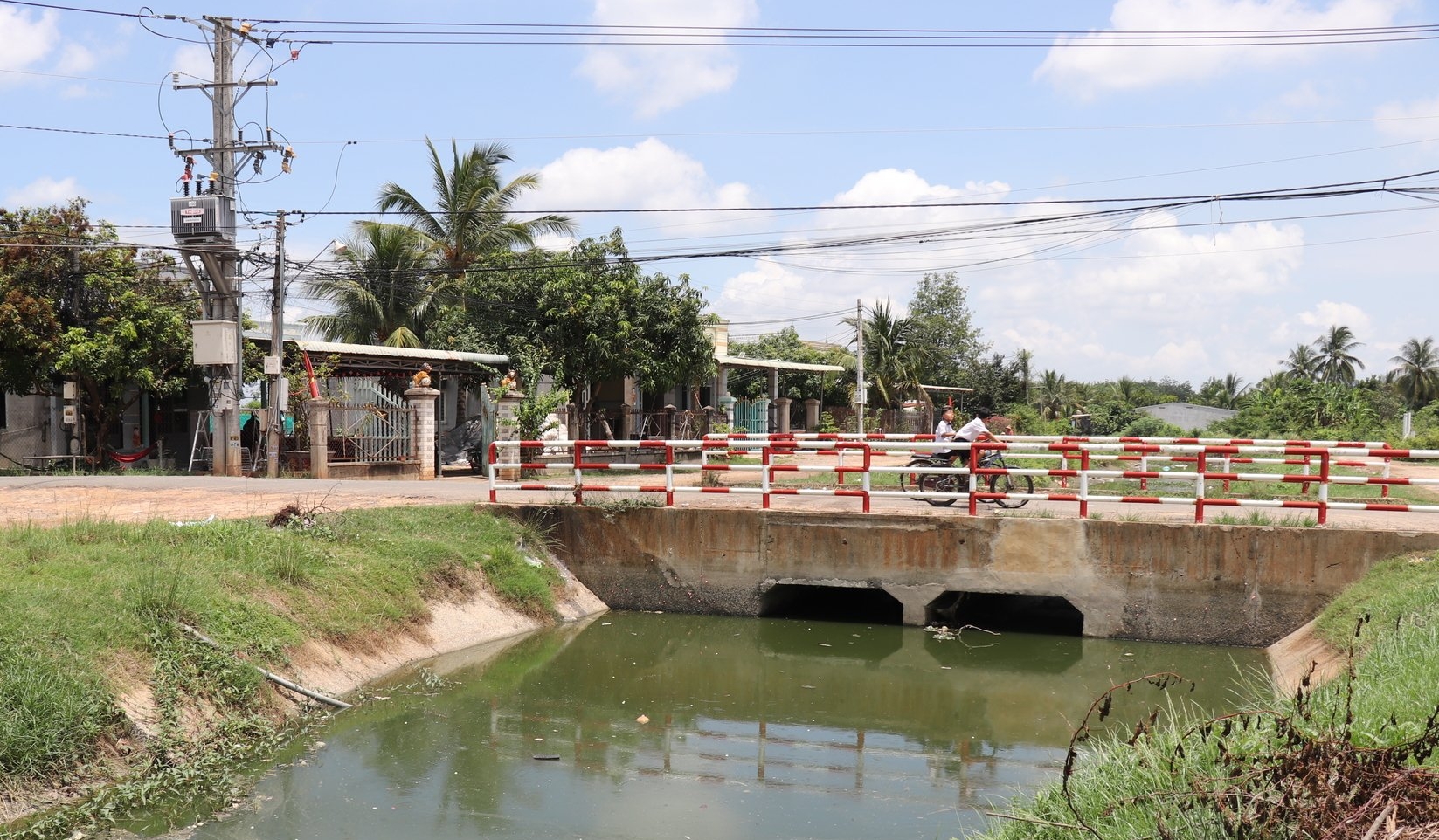 Tuyến kênh thủy lợi cơ bản thông thoáng. Ảnh: Trần Trung. Tuyến kênh thủy lợi cơ bản thông thoáng. Ảnh: Trần Trung.