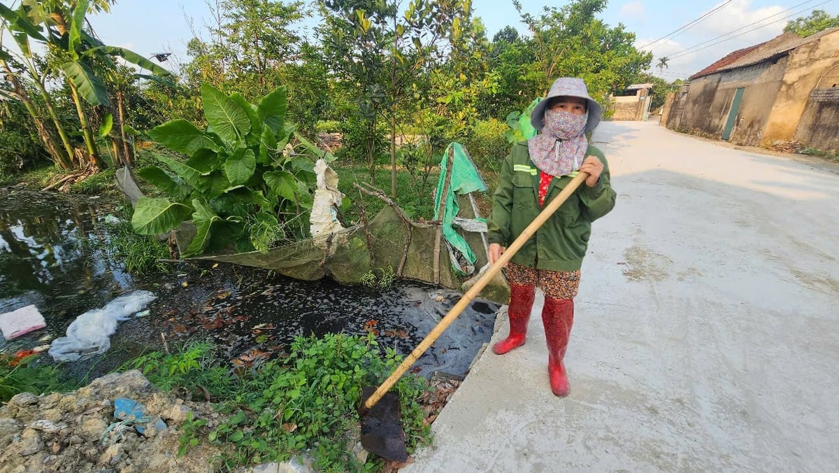 Nước thải tập kết ở ao tù, màu đen kịt, bốc mùi thối. Ảnh: Quốc Toản. Nước thải tập kết ở ao tù, màu đen kịt, bốc mùi thối. Ảnh: Quốc Toản.