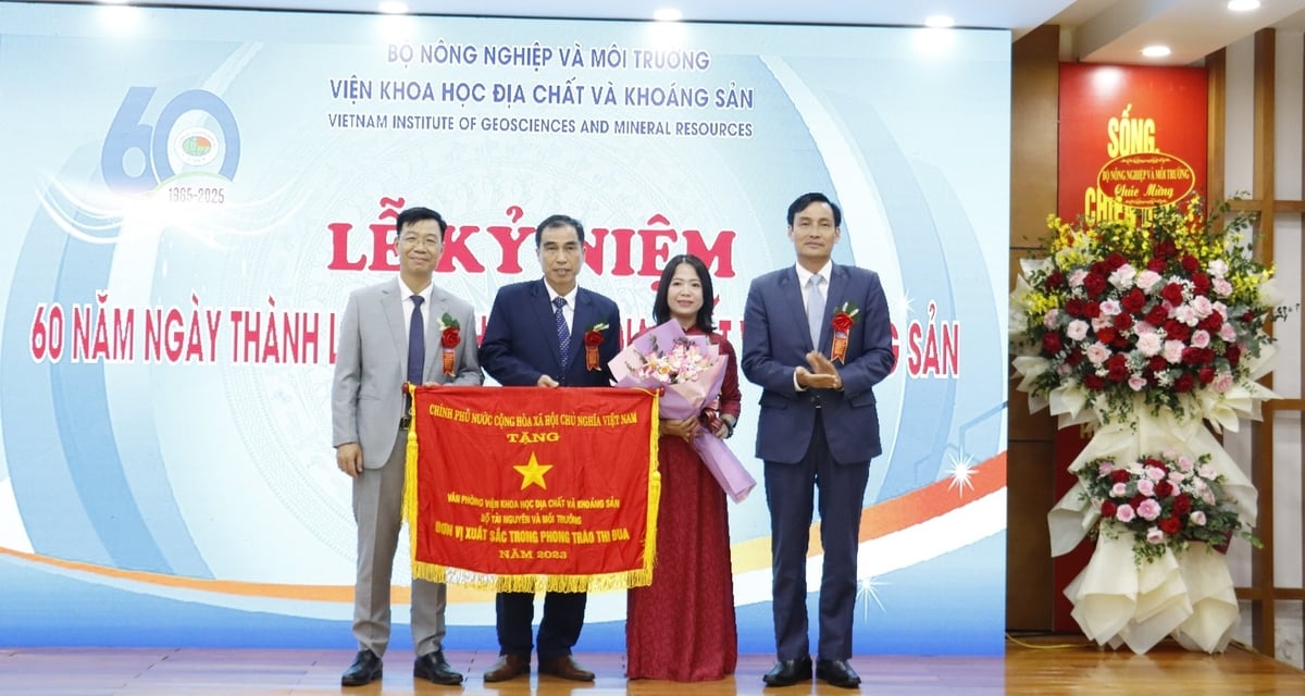 Tập thể Văn phòng Viện Khoa học Địa chất và Khoáng sản vinh dự đón nhận Cờ thi đua của Chính phủ vì đã hoàn thành xuất sắc, toàn diện nhiệm vụ công tác, dẫn đầu phong trào thi đua yêu nước năm 2023 của Bộ TN&MT. Ảnh: Mai Đan. Tập thể Văn phòng Viện Khoa học Địa chất và Khoáng sản vinh dự đón nhận Cờ thi đua của Chính phủ vì đã hoàn thành xuất sắc, toàn diện nhiệm vụ công tác, dẫn đầu phong trào thi đua yêu nước năm 2023 của Bộ TN&MT. Ảnh: Mai Đan.