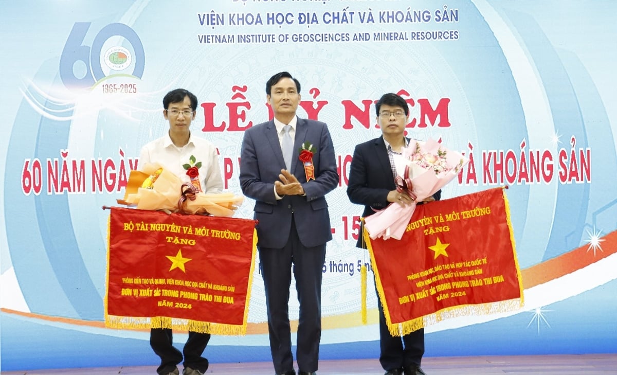Phòng Kiến tạo và Địa mạo và Phòng Khoa học, Đào tạo và Hợp tác quốc tế là 2 tập thể thuộc Viện Khoa học Địa chất và Khoáng sản vinh dự được nhận Cờ thi đua của Bộ. Ảnh: Mai Đan. Phòng Kiến tạo và Địa mạo và Phòng Khoa học, Đào tạo và Hợp tác quốc tế là 2 tập thể thuộc Viện Khoa học Địa chất và Khoáng sản vinh dự được nhận Cờ thi đua của Bộ. Ảnh: Mai Đan.
