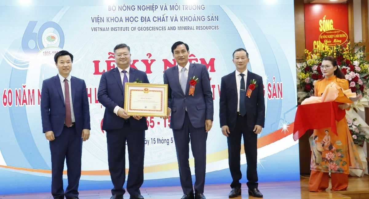 Tập thể Viện Khoa học Địa chất và Khoáng sản vinh dự đón nhận Bằng khen của Bộ trưởng vì đã có thành tích trong các phong trào thi đua theo chuyên đề năm 2024. Ảnh: Phú Quang. Tập thể Viện Khoa học Địa chất và Khoáng sản vinh dự đón nhận Bằng khen của Bộ trưởng vì đã có thành tích trong các phong trào thi đua theo chuyên đề năm 2024. Ảnh: Phú Quang.