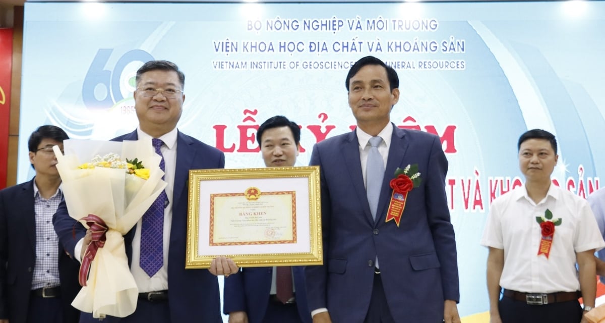 Thứ trưởng Trần Quý Kiên trao Bằng khen của Bộ trưởng cho TS. Trịnh Hải Sơn, Viện trưởng Viện Khoa học Địa chất và Khoáng sản. Ảnh: Lan Chi. Thứ trưởng Trần Quý Kiên trao Bằng khen của Bộ trưởng cho TS. Trịnh Hải Sơn, Viện trưởng Viện Khoa học Địa chất và Khoáng sản. Ảnh: Lan Chi.