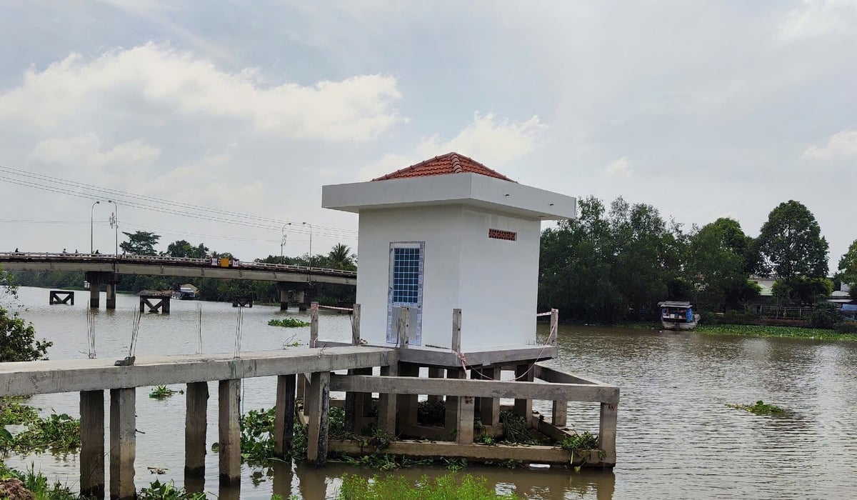 Một trạm quan trắc tự động trên sông Cái Ngang, xã Hiệp Hòa, huyện Tam Bình, tỉnh Vĩnh Long. Ảnh: Lê Hùng. Một trạm quan trắc tự động trên sông Cái Ngang, xã Hiệp Hòa, huyện Tam Bình, tỉnh Vĩnh Long. Ảnh: Lê Hùng.