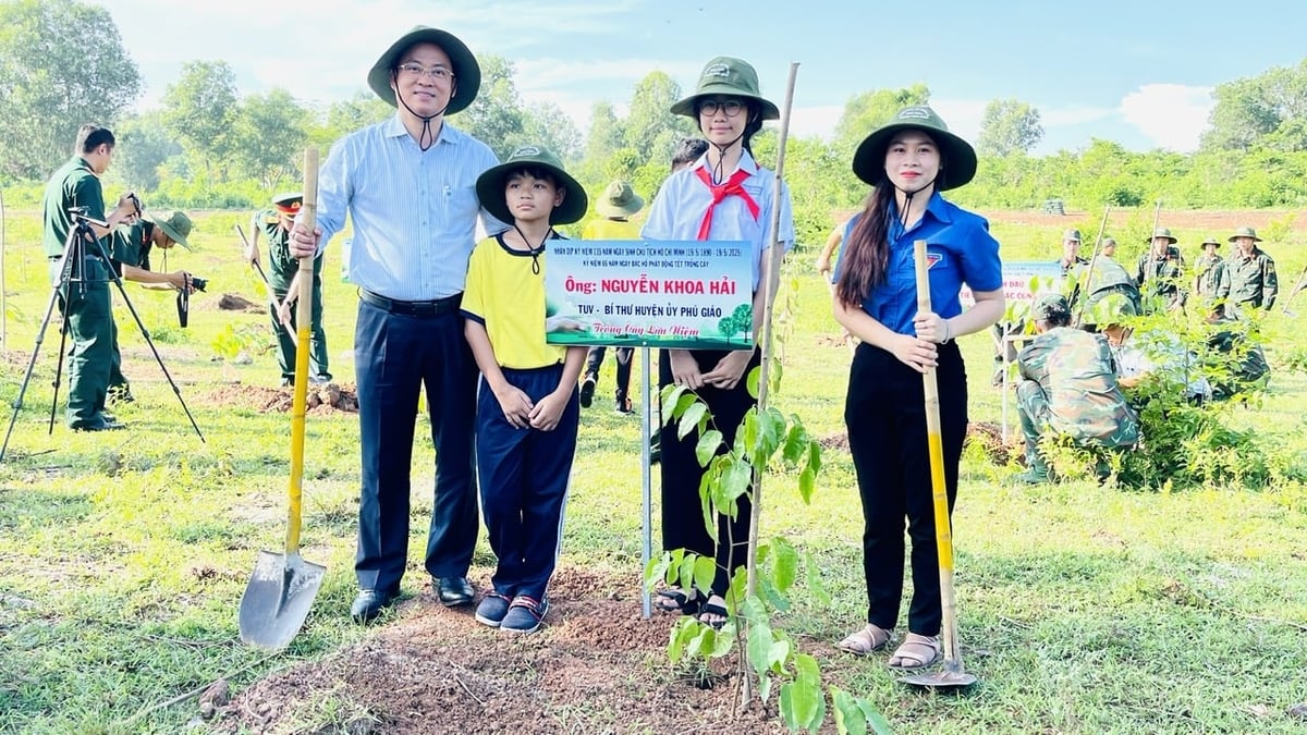 Ông Nguyễn Khoa Hải, Tỉnh ủy viên, Bí thư Huyện ủy Phú Giáo chụp hình lưu niệm cùng các em học sinh. Ảnh: Trần Phi. Ông Nguyễn Khoa Hải, Tỉnh ủy viên, Bí thư Huyện ủy Phú Giáo chụp hình lưu niệm cùng các em học sinh. Ảnh: Trần Phi.