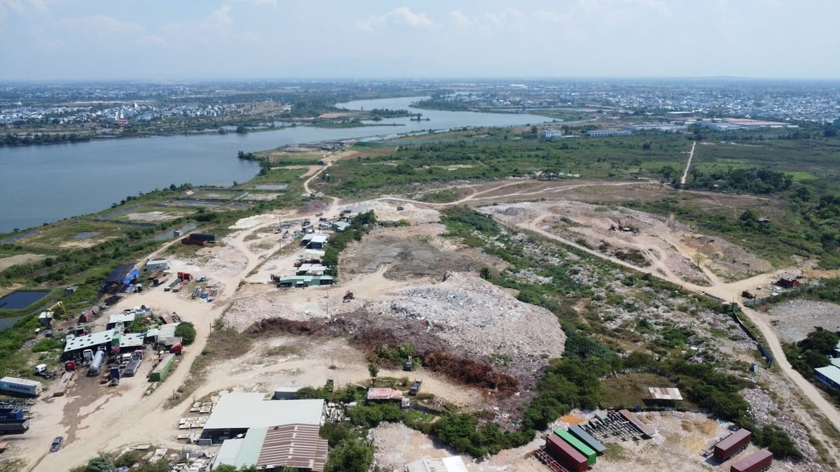 Bãi tập kết rác thải ở phường Hoà Xuân, quận Cẩm Lệ sẽ tạm thời 'đóng cửa' chờ thành phố thống nhất phương án. Ảnh: Lan Anh. Bãi tập kết rác thải ở phường Hoà Xuân, quận Cẩm Lệ sẽ tạm thời 'đóng cửa' chờ thành phố thống nhất phương án. Ảnh: Lan Anh.