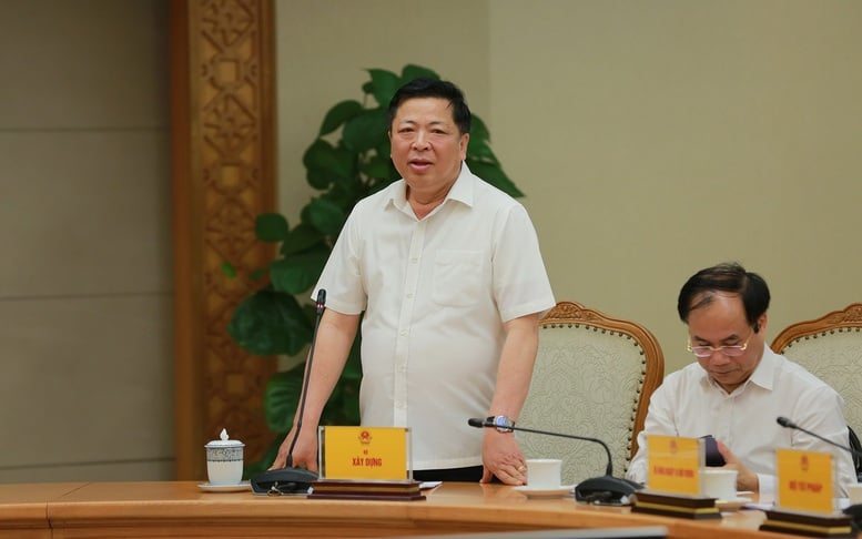 Bộ trưởng Bộ Xây dựng Trần Hồng Minh báo cáo tại cuộc họp. Ảnh: VGP/Minh Khôi.