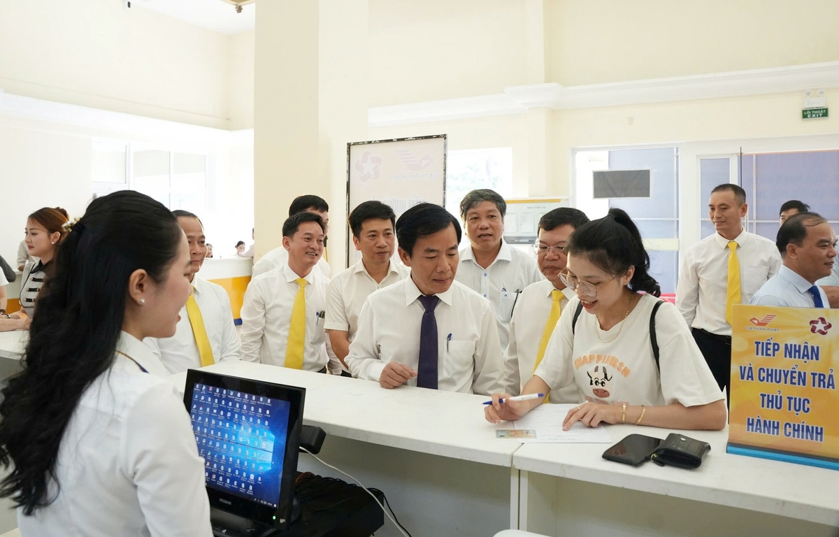 TP Huế triển khai mô hình 'Điểm nhận hồ sơ hành chính không phụ thuộc địa giới'. Ảnh: Ngọc Minh. TP Huế triển khai mô hình 'Điểm nhận hồ sơ hành chính không phụ thuộc địa giới'. Ảnh: Ngọc Minh.