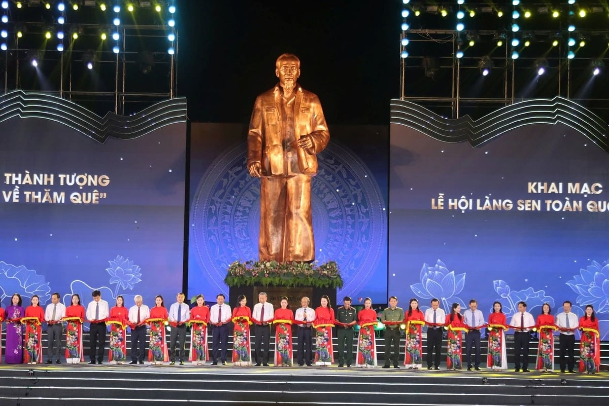 Cắt băng khánh thành Tượng Bác Hồ về thăm quê do Bộ Công an tặng. Ảnh: Ngọc Linh. Cắt băng khánh thành Tượng Bác Hồ về thăm quê do Bộ Công an tặng. Ảnh: Ngọc Linh.