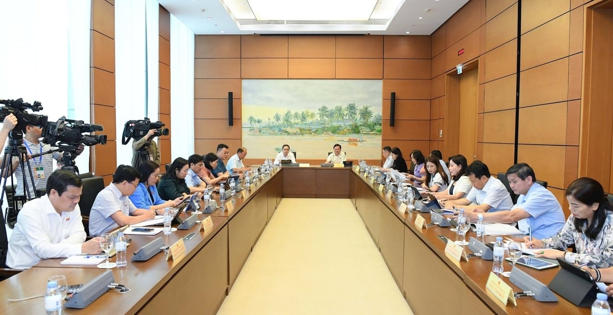 Phiên thảo luận tại Tổ 13 về phát triển kinh tế tư nhân, chiều 15/5. Ảnh: Lâm Hiển. Phiên thảo luận tại Tổ 13 về phát triển kinh tế tư nhân, chiều 15/5. Ảnh: Lâm Hiển.