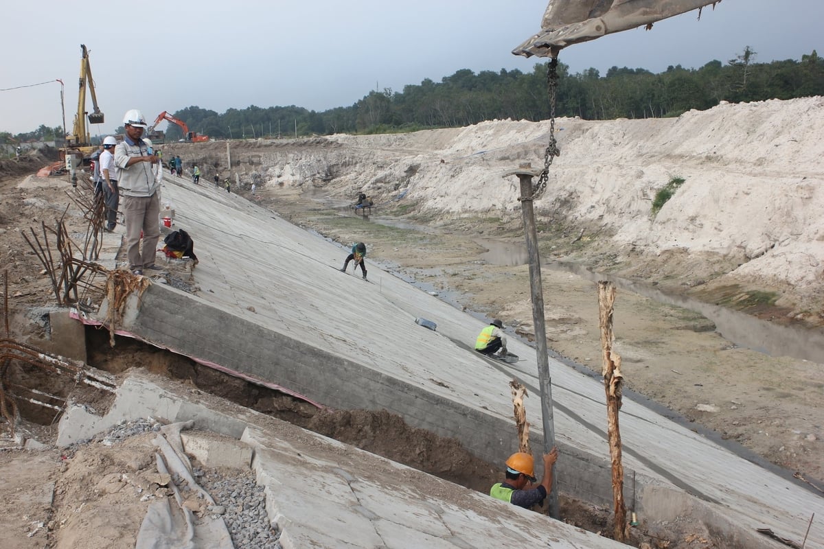 Dự án nạo vét, gia cố suối Cái (5.892 tỷ đồng, dài gần 19km) được khởi công từ năm 2021 nhưng đến nay vẫn chưa hoàn thành và chịu ảnh hưởng nặng nề sau trận mưa lịch sử vừa qua. Ảnh: Trần Trung. Dự án nạo vét, gia cố suối Cái (5.892 tỷ đồng, dài gần 19km) được khởi công từ năm 2021 nhưng đến nay vẫn chưa hoàn thành và chịu ảnh hưởng nặng nề sau trận mưa lịch sử vừa qua. Ảnh: Trần Trung.