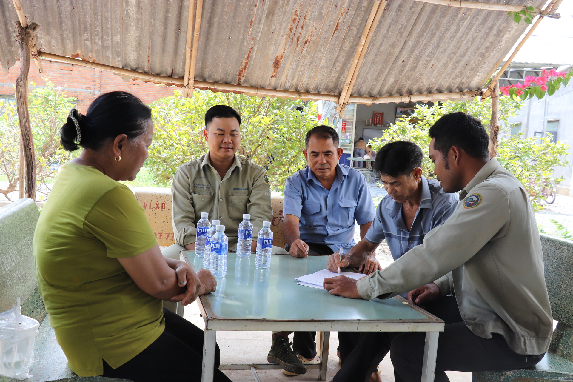 Xí nghiệp thủy lợi Dương Minh Châu phối hợp chính quyền xã Phước Minh tổ chức cho người dân ký cam kết không xả thải trực tiếp xuống kênh thủy lợi. Ảnh: Trần Trung. Xí nghiệp thủy lợi Dương Minh Châu phối hợp chính quyền xã Phước Minh tổ chức cho người dân ký cam kết không xả thải trực tiếp xuống kênh thủy lợi. Ảnh: Trần Trung.
