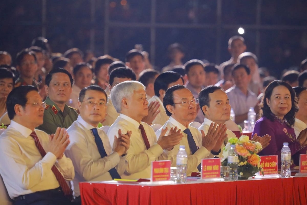Đêm khai mạc Lễ hội Làng Sen có sự tham dự của nhiều lãnh đạo Trung ương. Ảnh: Ngọc Linh. Đêm khai mạc Lễ hội Làng Sen có sự tham dự của nhiều lãnh đạo Trung ương. Ảnh: Ngọc Linh.