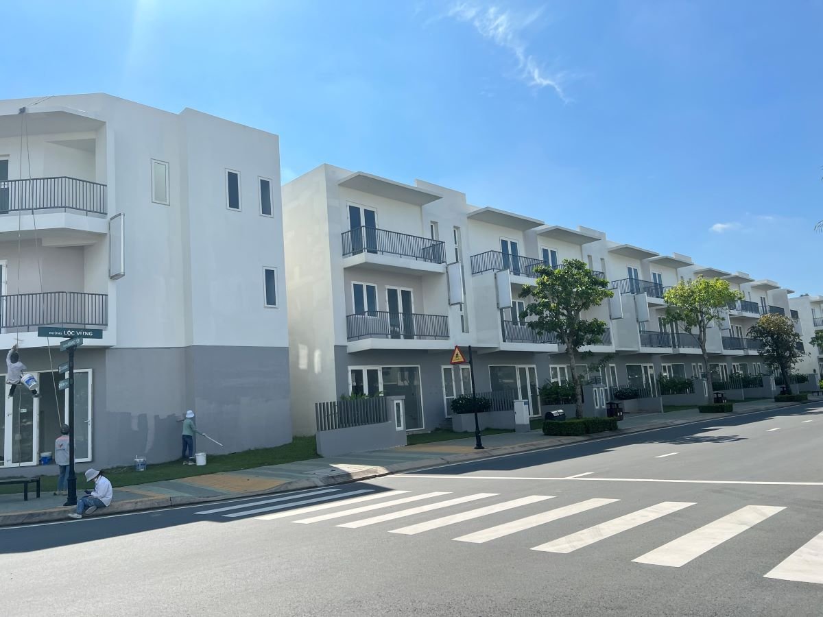 Phân khúc nhà phố liền kề, biệt thự tại TP.HCM 'ế' người mua vì giá cả đắt đỏ. Ảnh: Thục Vy. Phân khúc nhà phố liền kề, biệt thự tại TP.HCM 'ế' người mua vì giá cả đắt đỏ. Ảnh: Thục Vy.