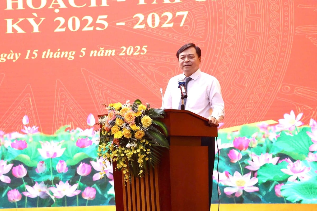 Thứ trưởng Nguyễn Hoàng Hiệp đề nghị, Chi bộ Vụ Kế hoạch - Tài chính tiếp tục phát huy vai trò nòng cốt, là ‘đầu tàu’ trong tham mưu chiến lược, chính sách ngành NN-MT. Ảnh Nguyễn Thủy. Thứ trưởng Nguyễn Hoàng Hiệp đề nghị, Chi bộ Vụ Kế hoạch - Tài chính tiếp tục phát huy vai trò nòng cốt, là ‘đầu tàu’ trong tham mưu chiến lược, chính sách ngành NN-MT. Ảnh Nguyễn Thủy.
