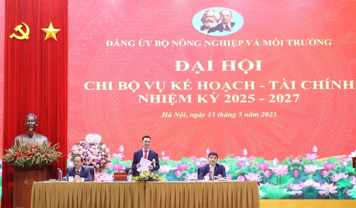 Đoàn Chủ tịch Điều hành Đại hội Chi bộ Vụ Kế hoạch - Tài chính nhiệm kỳ 2025-2030. Ảnh: Nguyễn Thủy. Đoàn Chủ tịch Điều hành Đại hội Chi bộ Vụ Kế hoạch - Tài chính nhiệm kỳ 2025-2030. Ảnh: Nguyễn Thủy.