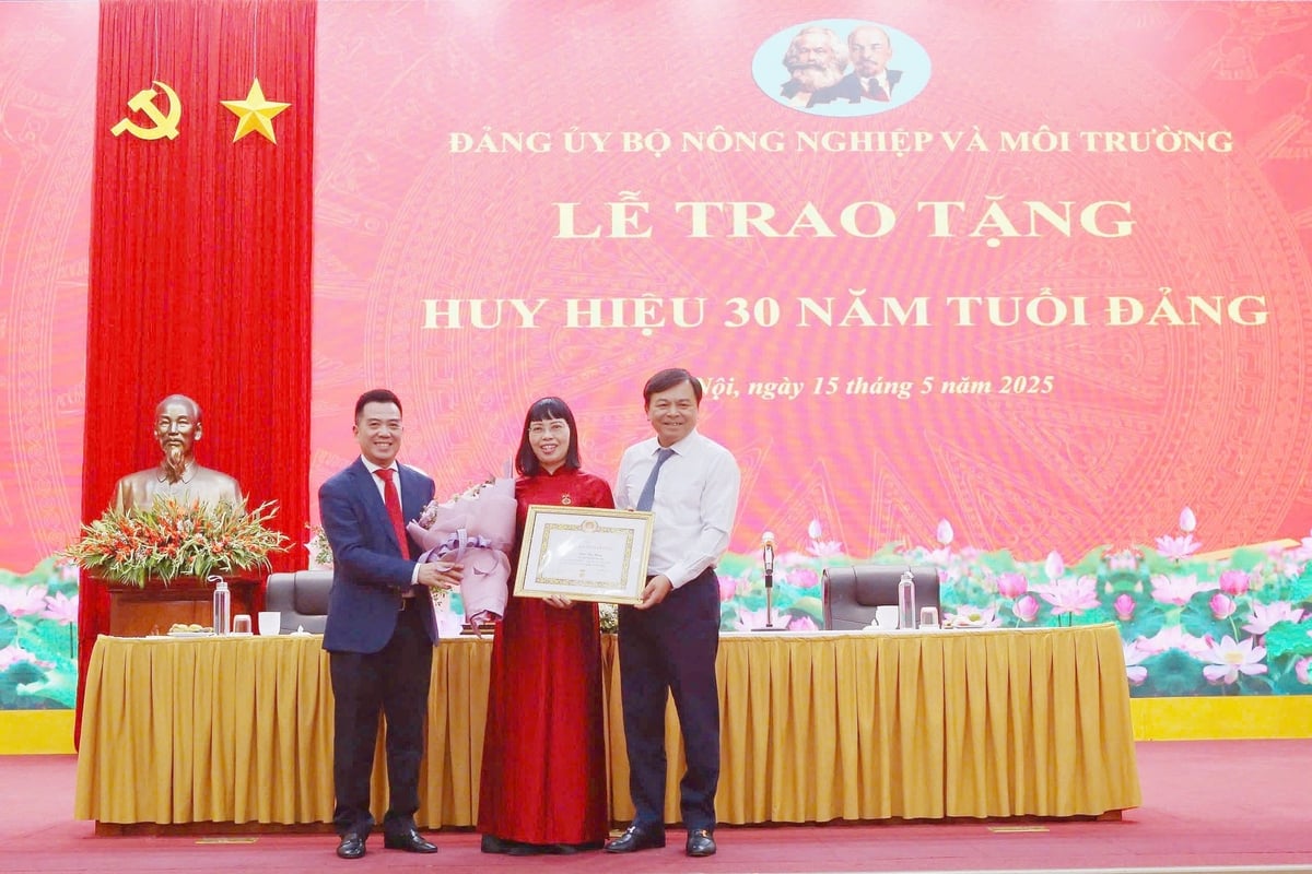 Đồng chí Nguyễn Hoàng Hiệp, Phó Bí thư thường trực Đảng ủy, Thứ trưởng Bộ NN-MT và đồng chí Đặng Ngọc Điệp, Bí thư Chi bộ, Vụ trưởng Vụ Kế hoạch - Tài chính trao Huy hiệu 30 năm tuổi Đảng và tặng hoa chúc mừng đồng chí Trần Thị Thêm. Ảnh: Nguyễn Thủy. Đồng chí Nguyễn Hoàng Hiệp, Phó Bí thư thường trực Đảng ủy, Thứ trưởng Bộ NN-MT và đồng chí Đặng Ngọc Điệp, Bí thư Chi bộ, Vụ trưởng Vụ Kế hoạch - Tài chính trao Huy hiệu 30 năm tuổi Đảng và tặng hoa chúc mừng đồng chí Trần Thị Thêm. Ảnh: Nguyễn Thủy.